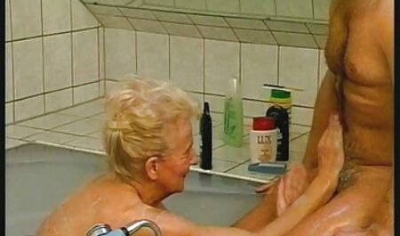 Một cô gái trẻ tán tỉnh trong một bikini là một người trong hành tai phim sec cuc hay lang