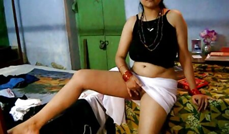 Cô gái Lớn giật tinh ranh của một chàng trai đứng với phom sec hay một máy với nhân tạo âm đạo