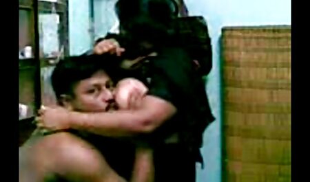 Cô gái trong phòng thay đồ và phim sec hay hap dan vuốt ve nhau
